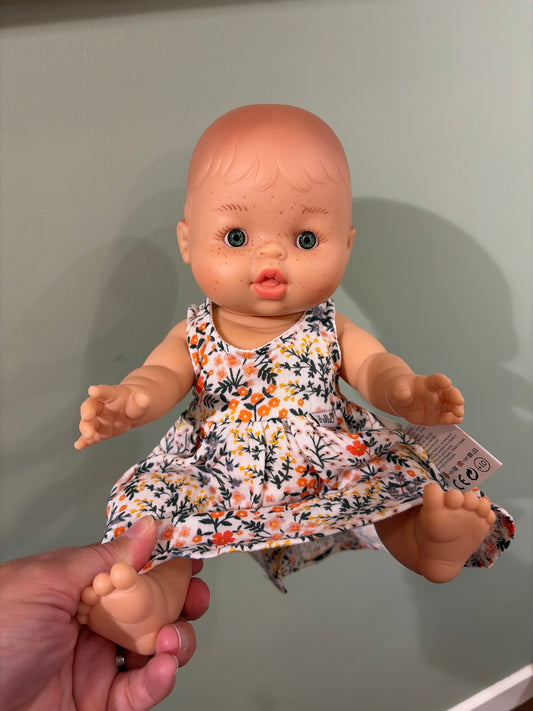Paula Reina Pop meisje met zomer jurkje aan 34cm