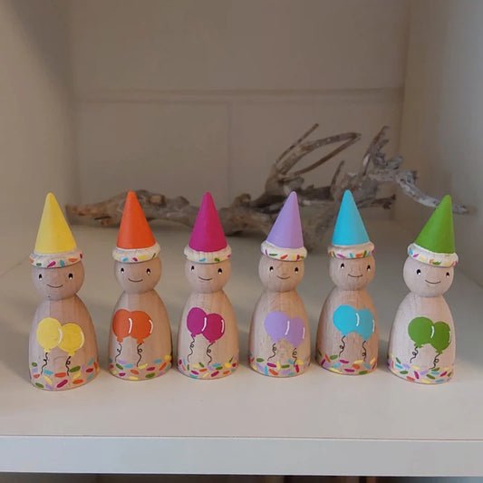 Handbeschilderde Verjaardagspoppetje met hoedje ( prijs is per pegdoll)