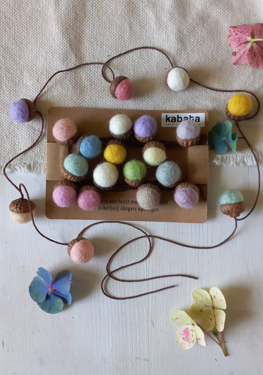 Handgemaakte wolvilten eikeltjes Pastel slinger