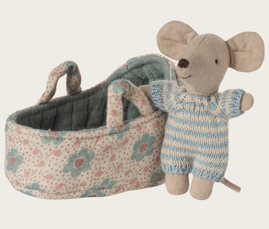 Maileg Baby mouse in carry cot - Blue  / Babymuisje in draagmandje - Blauw