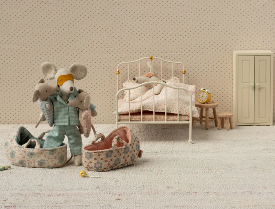 Maileg Baby mouse in carry cot - Rose / Babymuisje in draagmandje - Roze