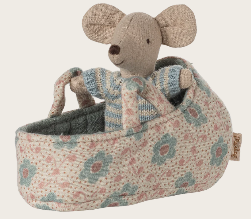 Maileg Baby mouse in carry cot - Blue  / Babymuisje in draagmandje - Blauw
