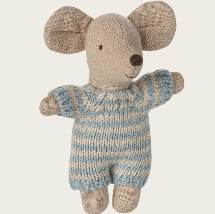 Maileg Baby mouse in carry cot - Blue  / Babymuisje in draagmandje - Blauw