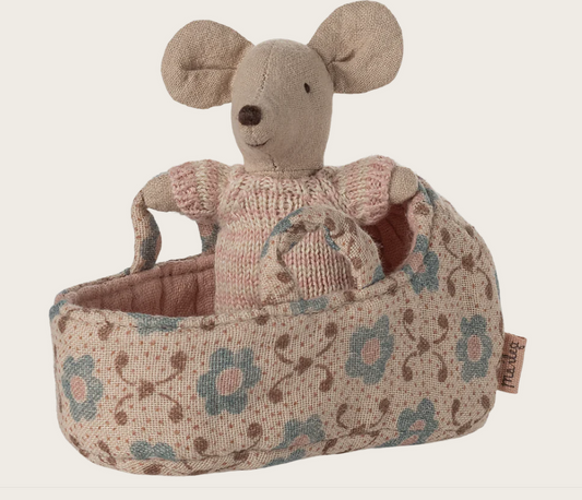 Maileg Baby mouse in carry cot - Rose / Babymuisje in draagmandje - Roze