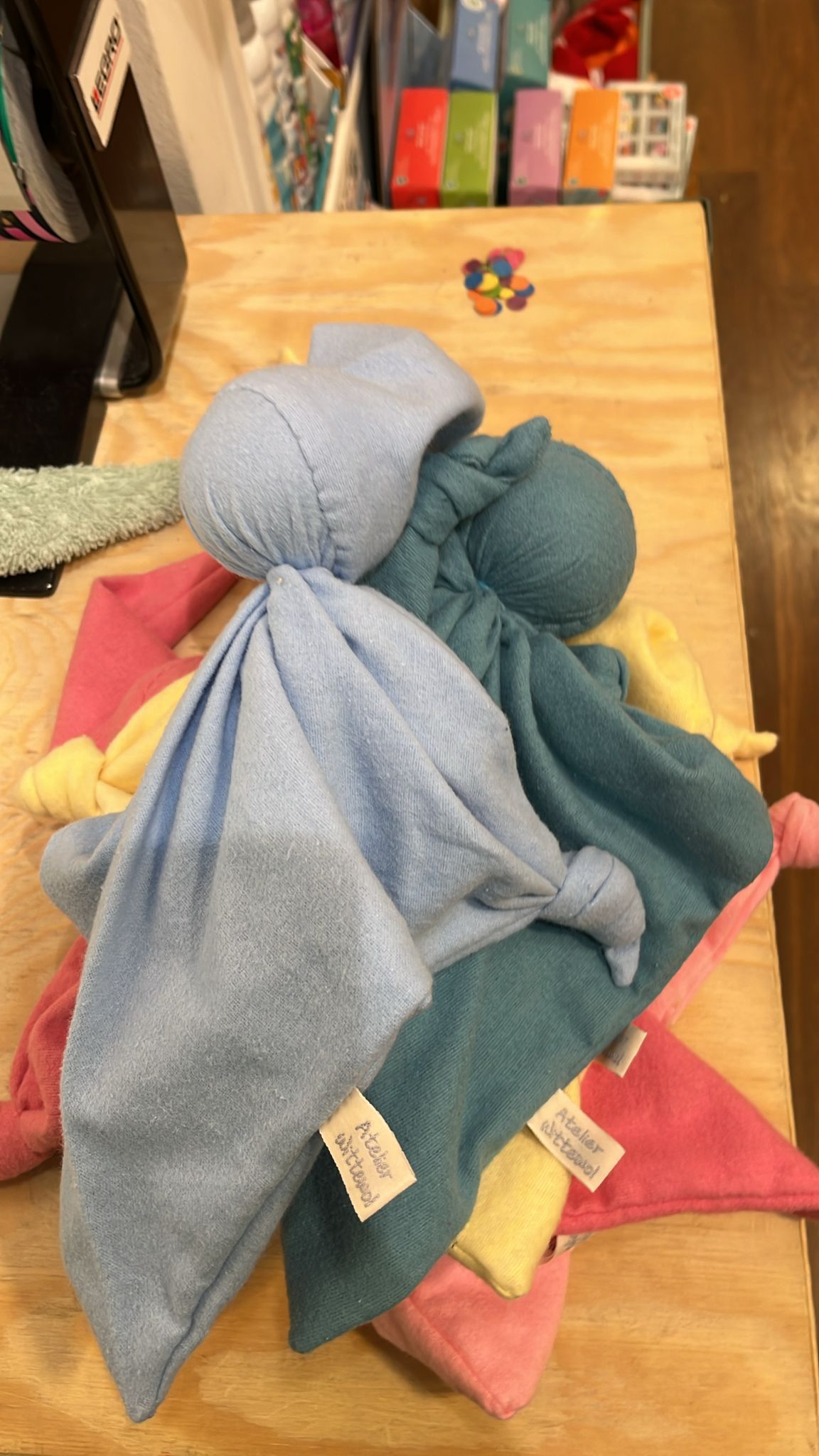 Handgemaakt knuffel bol met wol Atelier Wittewol ( alleen in de winkel te koop)
