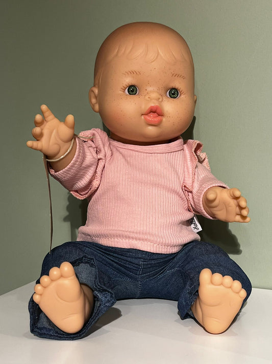 Paula Reina Pop Gordi meisje met sproetjes (bloot/blank/34cm) met Kledingset Pansy jeans (34 cm pop)