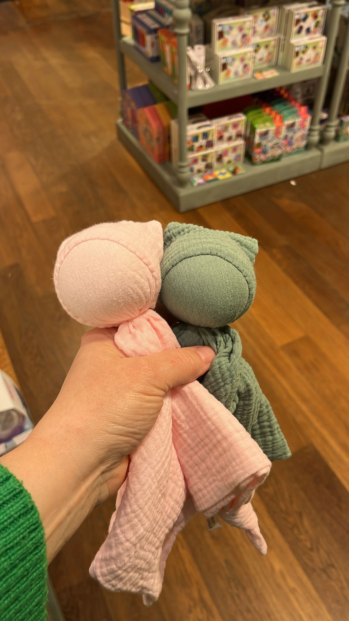 Handgemaakt knuffel bol met wol Atelier Wittewol ( alleen in de winkel te koop)