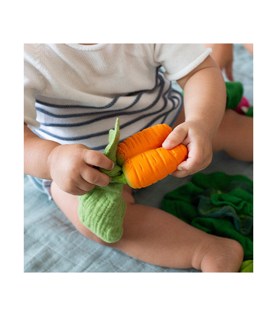 Oli & Carol knuffeldoek en bijtspeeltje Wortel (Cathy the carrot Mindou)